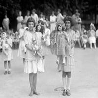 Момичета с кукли, 1923. Nphotograph, 1923. Плакатен печат от