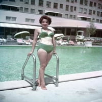 Линда Кристал от 1960 г. бляскава поза в зелени бикини от снимка на хотелския басейн