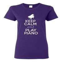 Дамите пазят спокойни и свирят тениска за пиано